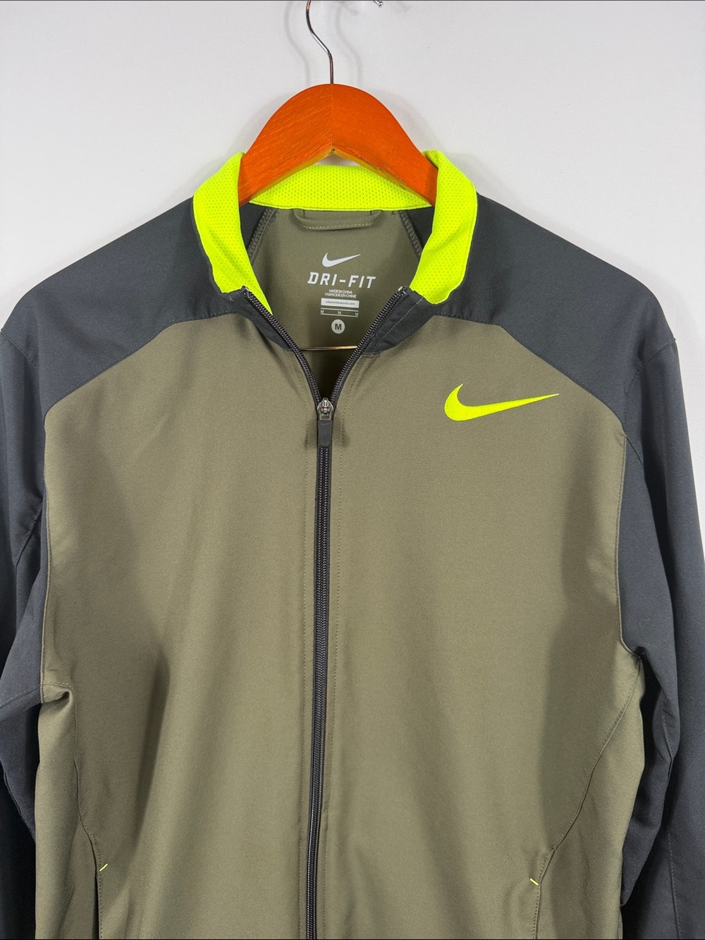Nike Dri-FIT Men's Olive Green & Black Full-Zip Jacket with Volt Accents. Size M - Picture 3 of 9